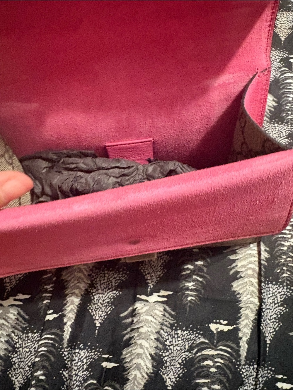 Gucci Beige GG Supreme Crossbody with Pink Trim and Silver Chain - Picture 4 of 7